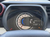 速度計と中央の表示部がまとまり、運転中に必要な情報を確認しやすいレイアウトです。視線を大きく移さずに速度や表示を把握しやすく、日々の運転を支えます。