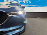 白い光が遠くまで届くLEDで、夜間の前方視界をクリアにします。LED lights clear your forward view with white light.
