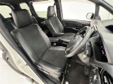 前席はセパレートタイプ!ひじ掛け付で長時間の運転に重宝します!