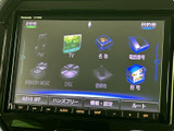 目的地検索やオーディオなど、複数の機能を画面から選べるナビゲーションです。タッチ画面に項目が並び、地図や音楽など用途に応じて切り替えやすい構成となっています。