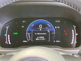 速度や各種表示がまとまっており、運転に必要な情報を確認しやすいメーターまわりです。中央の表示に加えて左右の状況も把握しやすく、日々の運転を支えてくれます。