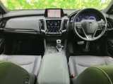 運転席と助手席の間にゆとりある空間が広がり、前方の視界も開けています。シートには身体を支える形状と明るいステッチがあしらわれ、落ち着いて過ごせる室内です。