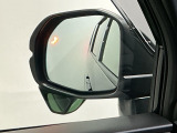 ブラインドスポットインフォメーションは走行中、斜め後ろに車両を感知すると、ドアミラー上のマークを点灯してお知らせします
