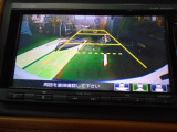 バックカメラの画像です。ガイドラインがスムースな車庫入れをサポートいたします。車庫入れの安心感がアップしますね。