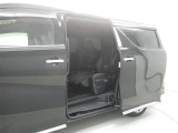 【両側パワースライドドア】両側パワースライドドア付きだから、狭い駐車スペースなどでの 乗り降りラクラク!小さなお子さまのいるご家庭には嬉しい装備。