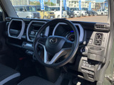 運転席まわりはメーターやスイッチ類が見渡しやすく、前方の視界も広がります。座席には模様入りの表皮を採用し、乗り込んだ際も落ち着いて過ごせる空間です。
