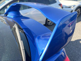 【大型リヤスポイラー】スポーツカーらしさがグッと引き立つ大型リヤスポイラーを装着♪高速走行時のスタビリティ(走行安定性)向上に役立ちます。