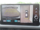 【マルチビューカメラシステム】フロントビューだけでなく、グラウンドビューも表示!自車を上空から見下ろしたような映像が表示されるので、駐車時などにドライバーの死角を減らすことができます。