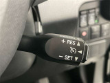 クルーズコントロール機能が付いています。 速度を設定するとアクセルを踏まなくても一定の速度で走ることができます。  高速道路ではとても便利な装置なんです。