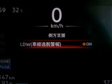 車線逸脱警報は、走行車線から逸脱しそうな場合にメーター内の警告灯とブザーで危険回避を知らせてくれる安全機能です♪