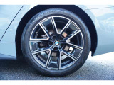 BMW純正アロイホイールを装備しております☆お問合せ(無料ダイヤル)0078-6002-613077迄お待ちしております。大阪府吹田市芳野町5-55 毎水曜、第二火曜日定休 営業時間10:00〜18:00