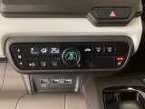 【ハンドル】運転にかかわる様々な操作を安全に行えるように視点移動が少なく操作性に配慮されたスイッチ類が凝縮されたコックピットです。