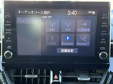 AM・FMや交通情報、USB、Bluetoothなど、画面上でオーディオソースを選べます。お好みの音源に合わせて使い分けられ、日々の移動から長距離のお出かけまで便利に活用できます。