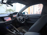 内装はシンプルに使い勝手を考え作られています。お車を運転する感覚をダイレクトに体感して頂けます。室内も広くロングドライブにも快適にお過ごしいただけます。