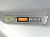 【後席用エアコン】後席用エアコンも装備されています。