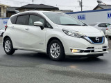 エマージェンシーブレーキ(衝突被害軽減ブレーキ)、フロントカメラが車両や歩行者を検知し警告音と共に衝突回避、軽減をアシストしてくれます。