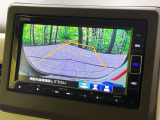 【バックカメラ】駐車時に後方がリアルタイム映像で確認できます。大型商業施設や立体駐車場での駐車時や、夜間のバック時に大活躍!運転スキルに関わらず、今や必須となった装備のひとつです!