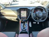 運転席まわりは前方の視界が広く、メーターやセンターディスプレイも目に入りやすい配置です。落ち着いた色合いのシートが、毎日の運転を心地よく支えます。