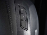 【メモリーシート】ドライバーごとに設定したシート位置を記憶して、ボタン一つで切り替えできる便利な機能。運転する方に合わせたシート位置となるので複数名が乗られるご家庭にオススメです。