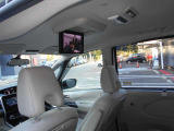 後席モニターです。ロングドライブや渋滞でもテレビやDVDなどが楽しめるので退屈しませんよ。