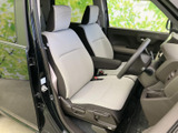 明るい色合いのシートが車内をすっきりと見せ、座面と背もたれにはゆったりとした広がりがあります。前席からの視界も開けており、乗り降りしやすい開口部で、毎日の移動も快適に過ごせそうです。