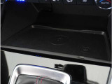 【ワイヤレス充電】ワイヤレス充電Qi規格に対応したスマートフォンなどの携帯機器を充電できます。