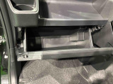 すぐに取り出せ、しまえる多彩な収納としてグローブBOXが付いてます