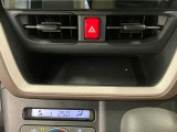 【ワイヤレス充電機能Qi(チー)】 対応したスマホなどをトレイに置くだけで充電が可能です。