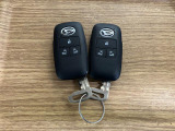 【スマートキー】 スマートキーを携帯していれば、ドアハンドルのボタンを押してロックの解除ができ、パワースライドドアもワンタッチで開閉できます。