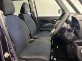 運転席も広くゆとりのある室内です