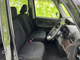 前席は座面と背もたれにゆとりがあり、運転席から前方を見渡しやすいレイアウトです。落ち着いた色合いのシートで、日々の移動も心地よく過ごせます。