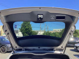 トランクスペースです☆いろいろな使用方法がありますね!シートを倒すと大きな荷物や長い荷物などたくさん積めますよ☆たくさんの荷物や思い出をこのMAZDA3に積んでください☆