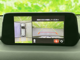 後方映像に加えて車両周囲を上から見た表示も確認でき、駐車時の安全確認をサポートします。ガイド線も表示されるため、周囲の状況を確かめながら慎重に駐車できます。