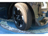 日産純正アルミホイール。タイヤサイズは155/65R14インチです。