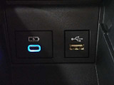充電用USB端子付き。スマートフォンなどの充電に便利です。