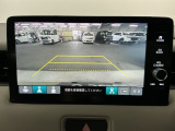 バックギアに入れますとご覧のような画像に自動的に切り替わります。車庫入れ時に役立ちます。