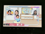 テレビ番組を画面で視聴でき、停車中の休憩時間も車内でゆっくり過ごせます。画面には番組映像が表示され、移動中の視聴を前提としない楽しみ方に活用できます。