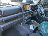 インテリアは、ジムニーシリーズの特長であるオフロードなど過酷な環境下での運転のしやすさや各部の操作性にこだわった、機能に徹したデザインを継承。