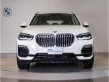 【BMWの伝統】BMWの特徴的な&ldquo;キドニーグリル&rdquo;は、80年以上続く伝統の形でございます。変わらないこだわりのデザインが、プレミアムブランド&ldquo;BMW&rdquo;を創り出します。