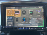 音楽ソースの選択画面には、ラジオやDVD/CD、USB、Bluetoothなどの項目が並びます。利用したい音源を画面から選びやすく、気分や乗車シーンに合わせて車内の音楽を楽しめます。