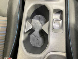 運転席・助手席のドリンクホルダーです