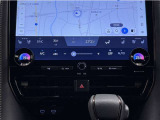 デュアルオートエアコン付きです。運転席・助手席でそれぞれ吹き出す風の温度や風量など自動調整してくれます。