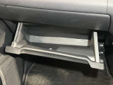 【グローブボックス】容器がせり出してくるバケットタイプ!一目で中身を把握でき、取り出しやすさにも優れます!