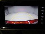 バックモニター装着車は後退時の強い味方です♪車庫入れや縦列駐車の際、後退操作の参考になるガイドラインをナビ画面に表示します。