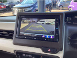 【バックカメラ】運転が苦手な方も車庫入れラクラクです!ギアをリバースに入れれば自動的に切り換わりますので、面倒な操作は不要です♪狭い駐車場もお車を傷つけず安心ですね!
