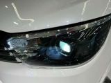 暗い夜道でも明るく白色光で照らすLEDヘッドライト!対向車のランプや街灯などの明るさを検知して、ハイビームやロービームが切り換わります。ハイビームアシスト付!