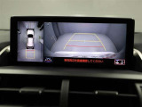 パノラミックビューモニターを装備。駐車場や交差点でクルマを真上から見るように周囲を確認できます。機能の詳細は販売店スタッフまでおたずねください。