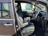 前席は視界が広く、運転席まわりを見渡しやすいレイアウトです。座面と背もたれにゆとりがあり、乗り込んだ際も落ち着いて過ごせる空間が広がります。
