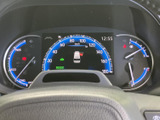 速度や燃料残量などの情報がひと目で把握しやすく、中央の表示部でも車両の状態を確認できます。必要な情報を運転中にチェックしやすい配置です。