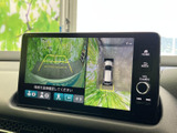 車両周辺の映像と上から見た表示を画面で確認でき、駐車時など周囲の状況を把握する際に便利です。ガイド表示も見やすく、車両の位置を確かめながら落ち着いて操作したい場面で役立ちます。
